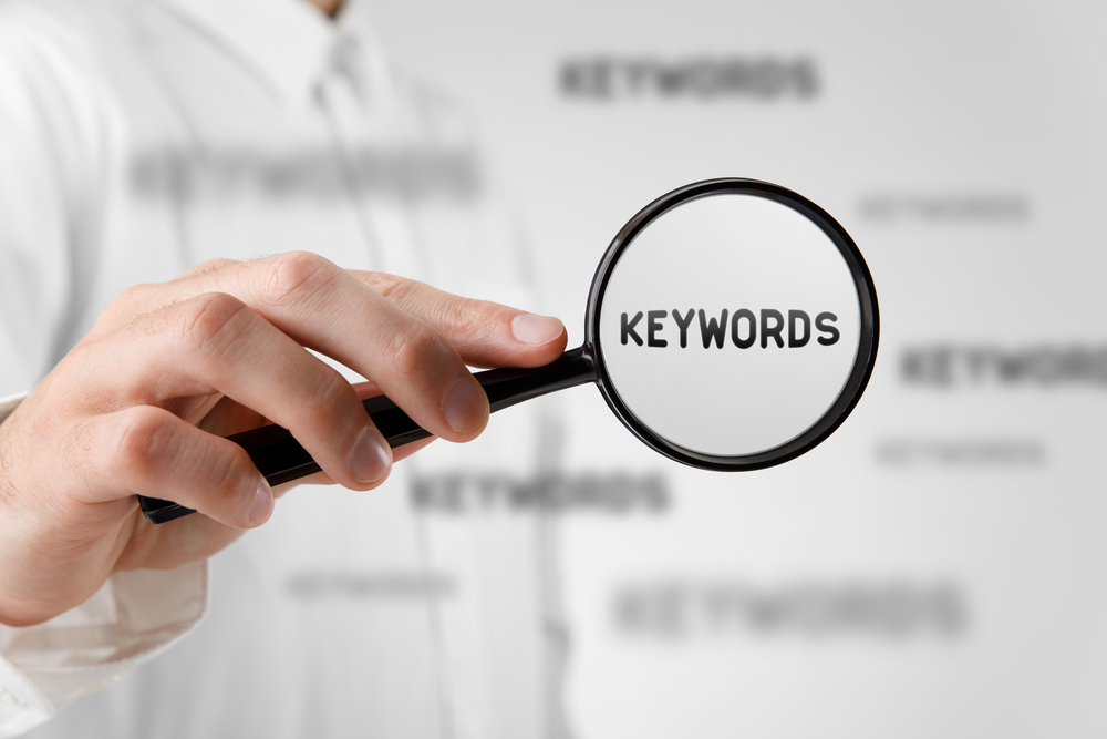 Magnifying glass highlights keywords for PPC